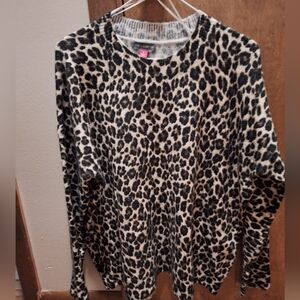 Vince Camito sweather. PTP 24 to 28" easily but still has more streach.